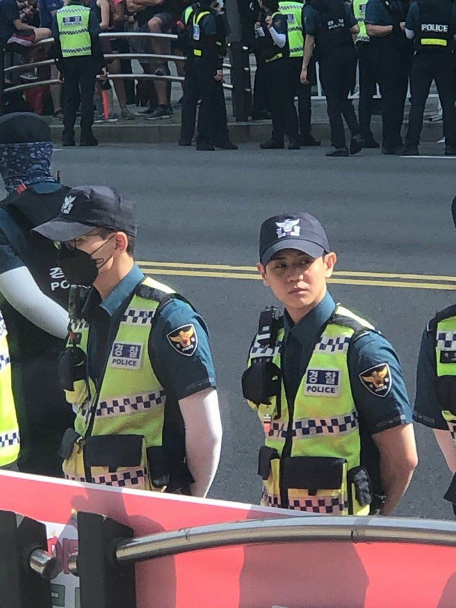 Nam cảnh sát Hàn gây chú ý khi làm nhiệm vụ tại lễ diễu hành đồng tính, ai ngờ lại chính là idol đình đám này - Ảnh 3.