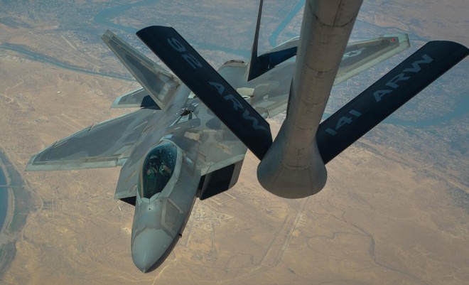 F-22 Mỹ áp sát Iran, các lực lượng khác sẵn sàng đợi lệnh: Chiến tranh cận kề? - Ảnh 1.