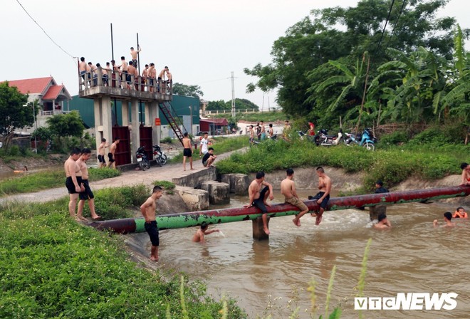 Ảnh: Thanh thiếu niên rủ nhau giải nhiệt ở trạm bơm thủy lợi giữa Hà Nội - Ảnh 1.