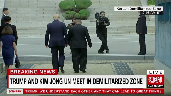 NÓNG: Ông Trump bước chân lên lãnh thổ Triều Tiên, tạo nên LỊCH SỬ mới cho quan hệ Mỹ - Triều - Ảnh 1.