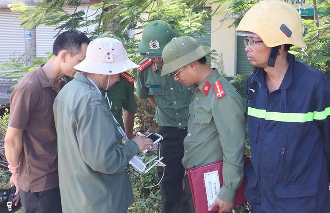 Chặn quốc lộ 1A, tập trung dập lửa ở núi Hồng Lĩnh - Ảnh 4.