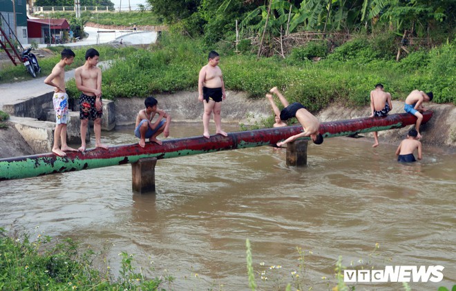 Ảnh: Thanh thiếu niên rủ nhau giải nhiệt ở trạm bơm thủy lợi giữa Hà Nội - Ảnh 4.