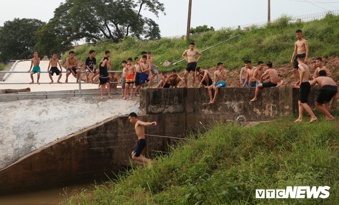 Ảnh: Thanh thiếu niên rủ nhau giải nhiệt ở trạm bơm thủy lợi giữa Hà Nội - Ảnh 6.
