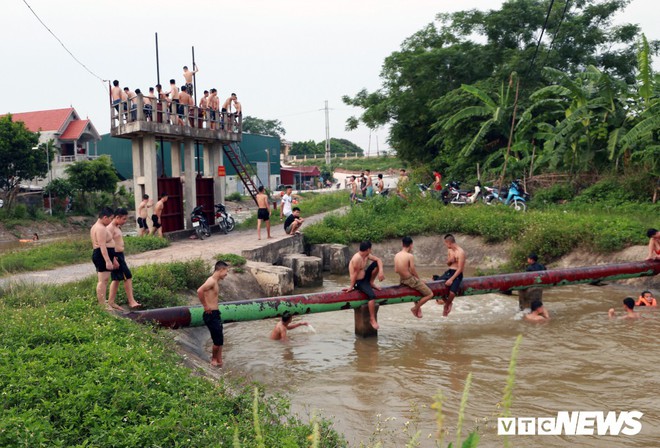 Ảnh: Thanh thiếu niên rủ nhau giải nhiệt ở trạm bơm thủy lợi giữa Hà Nội - Ảnh 7.