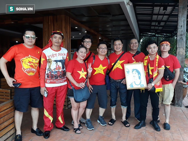 CĐV Việt Nam gửi thông điệp ý nghĩa tới Thái Lan trước trận khai màn King Cup - Ảnh 2.