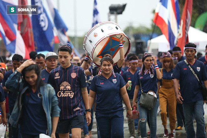 Fan nữ Thái Lan rạng rỡ khoe sắc, CĐV Việt Nam phủ đỏ Chang Arena - Ảnh 5.