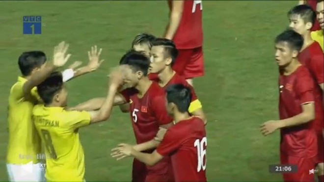 CĐV Việt Nam phẫn nộ vì cầu thủ liên tục bị chơi xấu, Công Phượng dính cú đá vào chỗ hiểm - Ảnh 6.