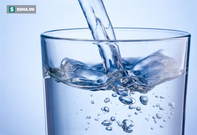 Uống đủ nước mỗi ngày phòng ngừa được 5 bệnh: Ngày hè bạn càng phải lưu ý - Ảnh 1.
