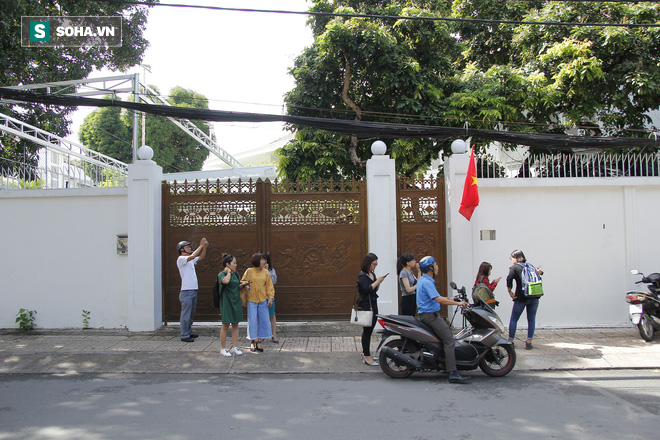 Nhà bà Lê Hoàng Diệp Thảo đóng kín cổng, nhân viên thi hành án phải lập biên bản ngoài đường - Ảnh 1.