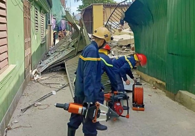 Hiện trường vụ sập nhà tại Hà Tĩnh vùi lấp người bên trong - Ảnh 2.