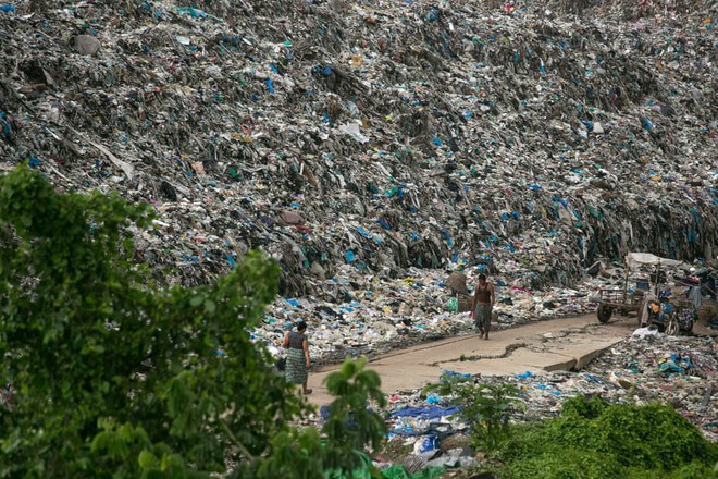 24h qua ảnh: Học sinh thả đèn trời cầu may trước kỳ thi đại học - Ảnh 7.