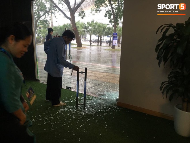 Sự cố khiến tất cả phải giật mình tại sân vận động Phú Thọ trước trận U23 Việt Nam gặp U23 Myanmar - Ảnh 2.