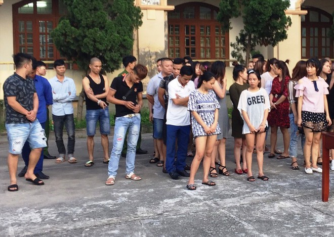 Ninh Bình: Tạm giữ 45 đối tượng sử dụng ma túy trong quán karaoke - Ảnh 3.