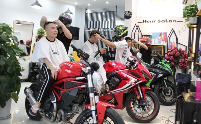 Salon tóc dùng dàn motor tiền tỷ làm ghế ngồi cho khách và sự thật bất ngờ phía sau Salon tóc dùng dàn motor tiền tỷ làm ghế ngồi cho khách và sự thật bất ngờ phía sau