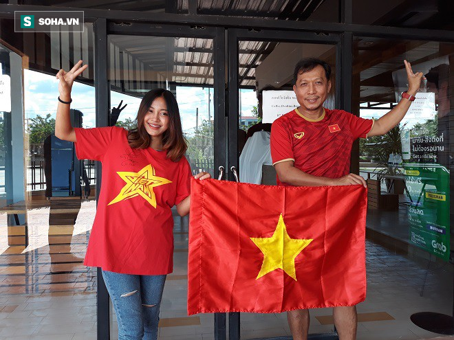 Nữ phóng viên Thái Lan xinh đẹp hứa ra sân cổ vũ ĐT Việt Nam vô địch Kings Cup - Ảnh 2.