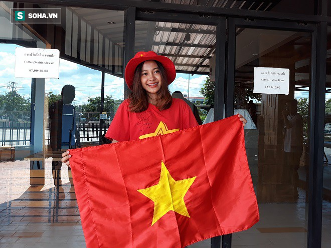 Nữ phóng viên Thái Lan xinh đẹp hứa ra sân cổ vũ ĐT Việt Nam vô địch Kings Cup - Ảnh 3.