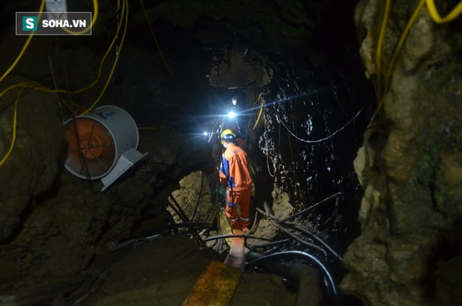 Từ hiện trường cứu hộ người đàn ông mắc kẹt dưới hang ở Lào Cai: Có mùi tử khí phát ra - Ảnh 6.