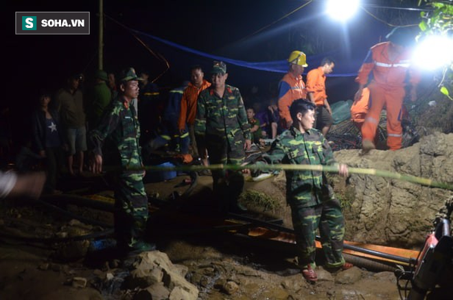 Từ hiện trường cứu hộ người đàn ông mắc kẹt dưới hang ở Lào Cai: Có mùi tử khí phát ra - Ảnh 10.