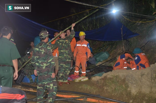 Từ hiện trường cứu hộ người đàn ông mắc kẹt dưới hang ở Lào Cai: Có mùi tử khí phát ra - Ảnh 11.