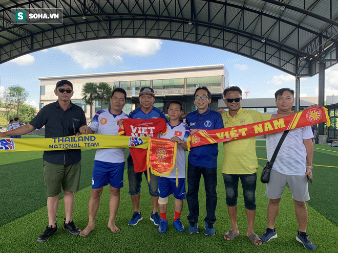 Nữ phóng viên Thái Lan xinh đẹp hứa ra sân cổ vũ ĐT Việt Nam vô địch Kings Cup - Ảnh 10.