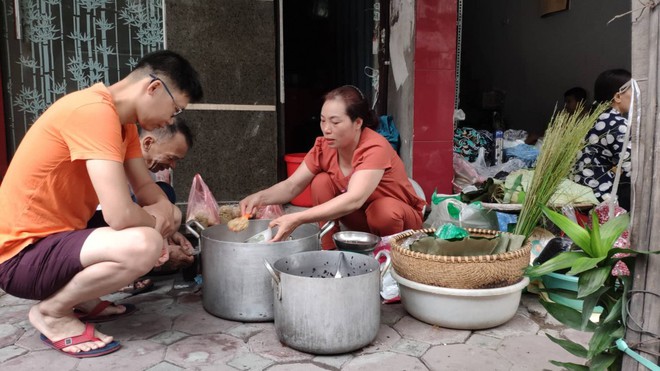 Đổ xô đi bán rượu nếp Tết Đoan Ngọ, ai cũng lãi khủng - Ảnh 2.