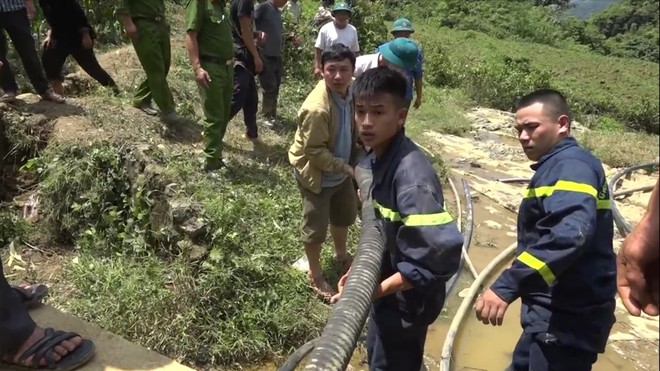 Cận cảnh hiện trường giải cứu nạn nhân mắc kẹt trong hang đá ở Lào Cai - Ảnh 3.