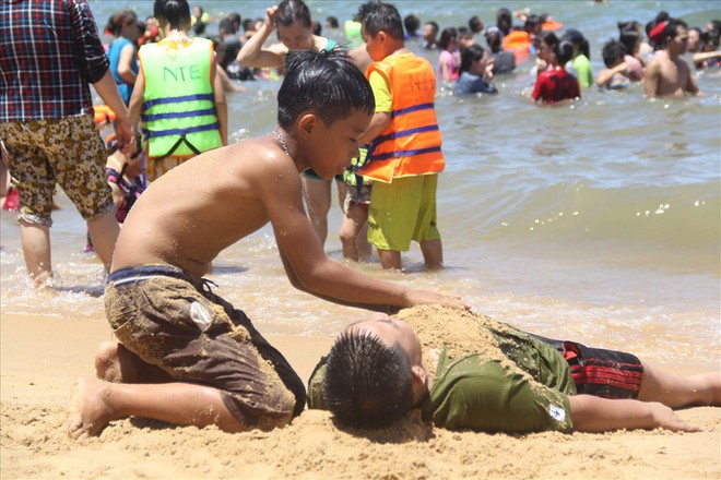 Hàng nghìn người ra bãi biển Quy Nhơn tắm Tết Đoan Ngọ - Ảnh 5.