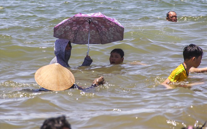 Hàng nghìn người ra bãi biển Quy Nhơn tắm Tết Đoan Ngọ - Ảnh 7.
