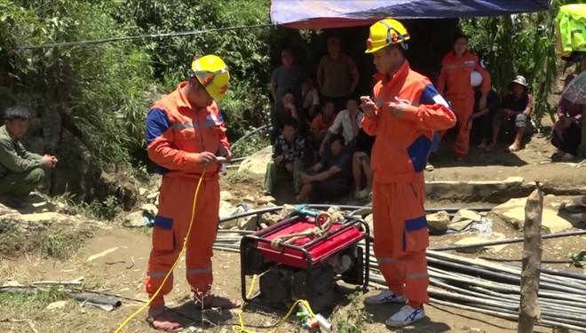 Cận cảnh hiện trường giải cứu nạn nhân mắc kẹt trong hang đá ở Lào Cai - Ảnh 5.