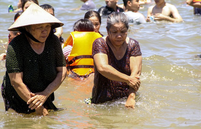 Hàng nghìn người ra bãi biển Quy Nhơn tắm Tết Đoan Ngọ - Ảnh 9.