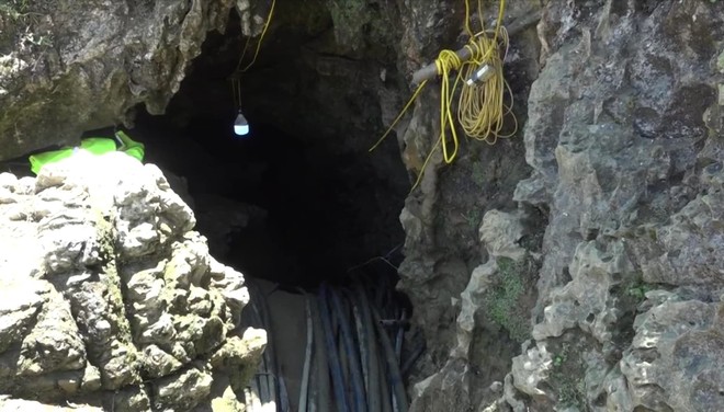 Đang giải cứu người đàn ông kẹt trong hang ở Si Ma Cai: Sớm nhất đêm nay có thể tiếp cận chỗ mắc kẹt - Ảnh 1.
