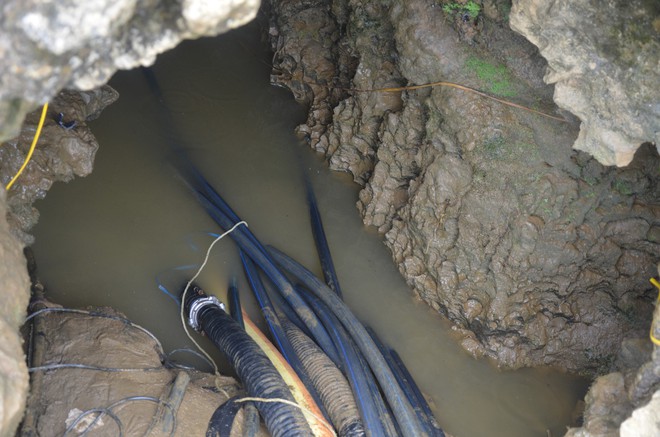 Vụ người đàn ông kẹt dưới hang nước: Công tác cứu hộ lại quay về xuất phát ban đầu do mưa lớn - Ảnh 1.