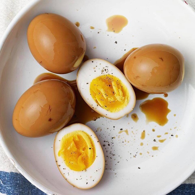 Bí ẩn trứng gà đắt gấp 20 lần trứng thường gây xôn xao khắp chợ - Ảnh 1.