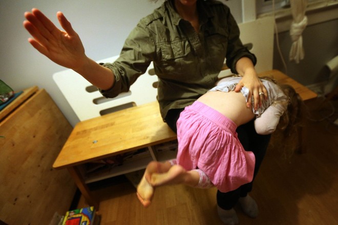 Thêm một bé gái 2 tuổi chết tức tưởi với những dấu vết kinh hoàng trên cơ thể, khiến dư luận Nhật Bản sục sôi và phẫn uất - Ảnh 2.