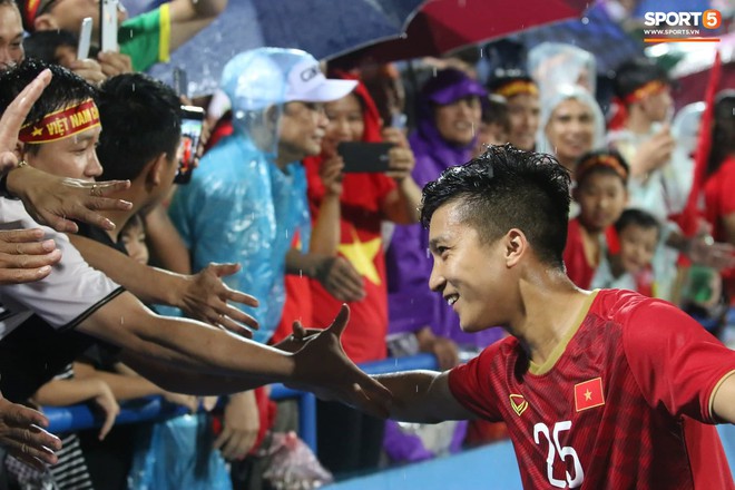 Sân Việt Trì biến thành biển rác sau chiến thắng của U23 Việt Nam - Ảnh 12.