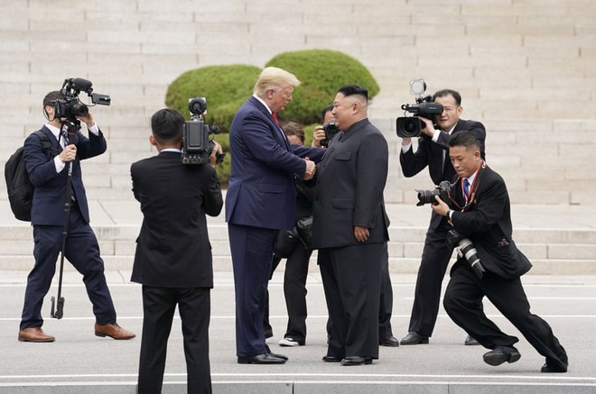 24h qua ảnh: Phóng viên vây quanh hai nhà lãnh đạo Mỹ-Triều - Ảnh 2.