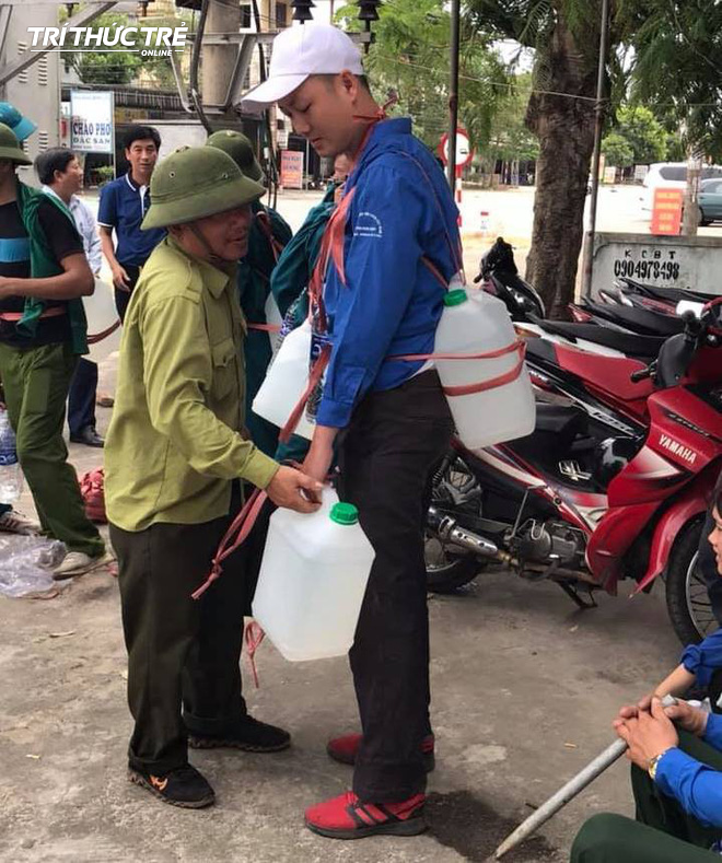 Gùi từng can nước, xách từng ổ bánh mỳ lên núi dập lửa cứu rừng ngày thứ 4 - Ảnh 3.