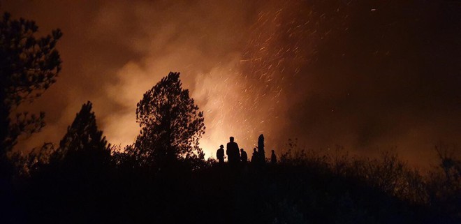 Hơn 500 người trắng đêm vừa sơ tán tài sản cho dân vừa dập lửa cứu rừng - Ảnh 2.