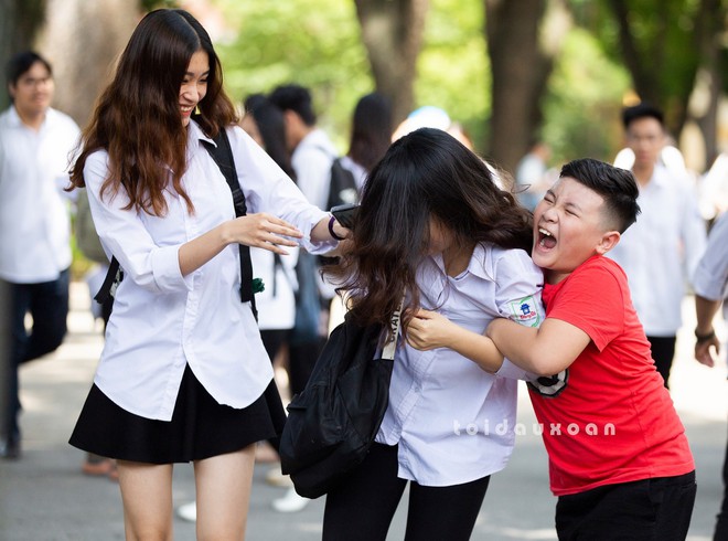 Cậu bé trong bức ảnh ôm chầm lấy chị gái sung sướng khi kết thúc kỳ thi THPT Quốc gia: Chị được điểm cao em cho hẳn 4 triệu! - Ảnh 2.