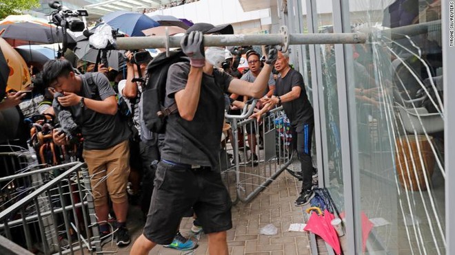 Người biểu tình đập vỡ cửa kính tòa nhà chính quyền Hong Kong - Ảnh 2.