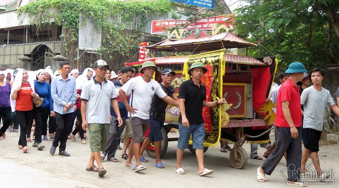 Chìm tàu cá ở Bạch Long Vĩ, trắng khăn tang đường làng ở Nghệ An - Ảnh 2.