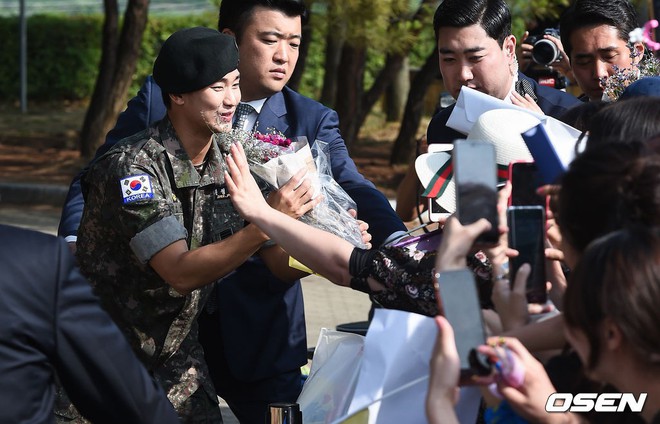 Tài tử Vì sao đưa anh tới Kim Soo Hyun xuất ngũ sau 2 năm: Bảnh bao như bước ra từ cảnh phim, fan quốc tế đến đón - Ảnh 12.