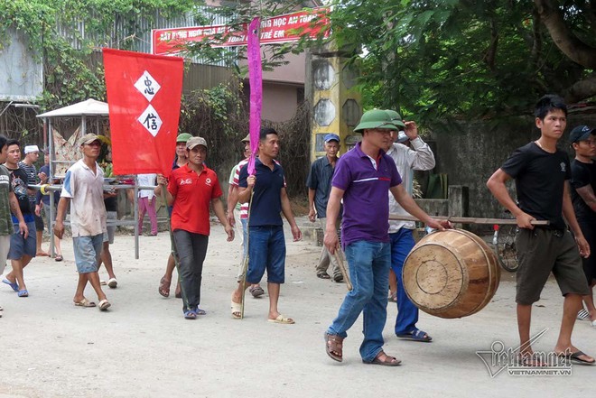 Chìm tàu cá ở Bạch Long Vĩ, trắng khăn tang đường làng ở Nghệ An - Ảnh 3.