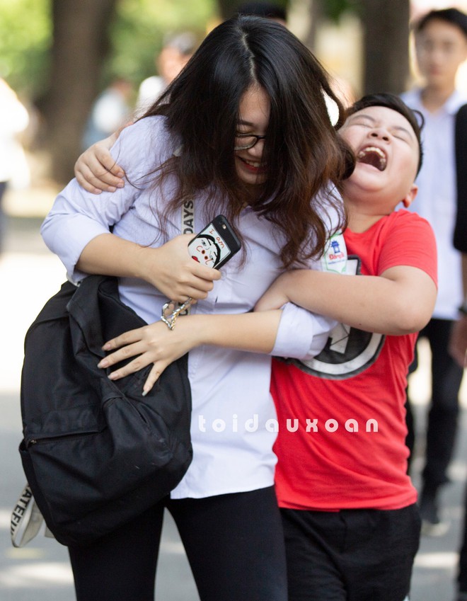 Cậu bé trong bức ảnh ôm chầm lấy chị gái sung sướng khi kết thúc kỳ thi THPT Quốc gia: Chị được điểm cao em cho hẳn 4 triệu! - Ảnh 4.