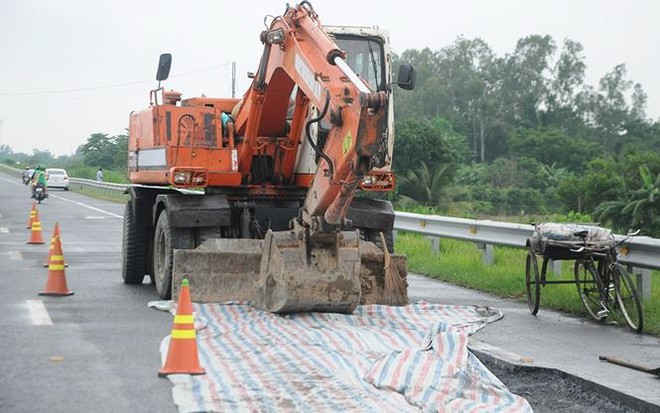 Kiểm tra sự cố đường dẫn cầu Vàm Cống sử dụng 1 tháng đã phải vá - Ảnh 3.