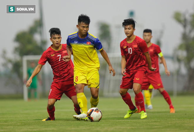 HLV Park Hang-seo bật cười, trợ lý Lee nóng mặt vì màn trình diễn của U22 Việt Nam - Ảnh 2.