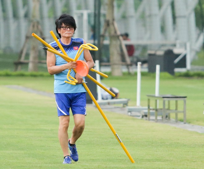Cầu thủ U18 Việt Nam đau đến phát khóc, được thần y Hàn Quốc chữa ngay trên đường - Ảnh 2.