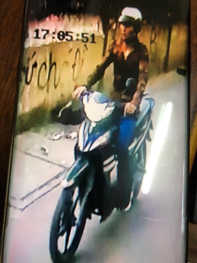 Nghi án tài xế GrabBike bị cứa cổ, cướp xe máy ở Sài Gòn - Ảnh 1.