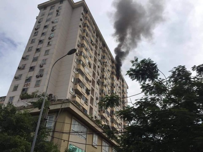 Hà Nội: Cháy tại tầng 15 tòa chung cư ở Nam Trung Yên, khói bốc ra nghi ngút - Ảnh 3.