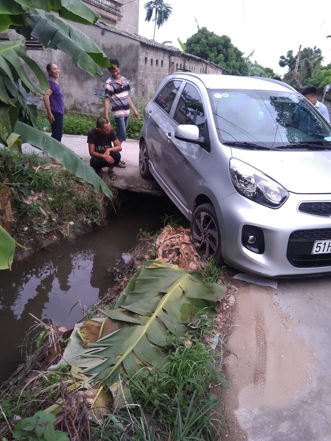 Ô tô dừng ở góc chết, dân mang đau đầu với câu hỏi: Bác tài đi kiểu gì mà kẹt thế này? - Ảnh 2.